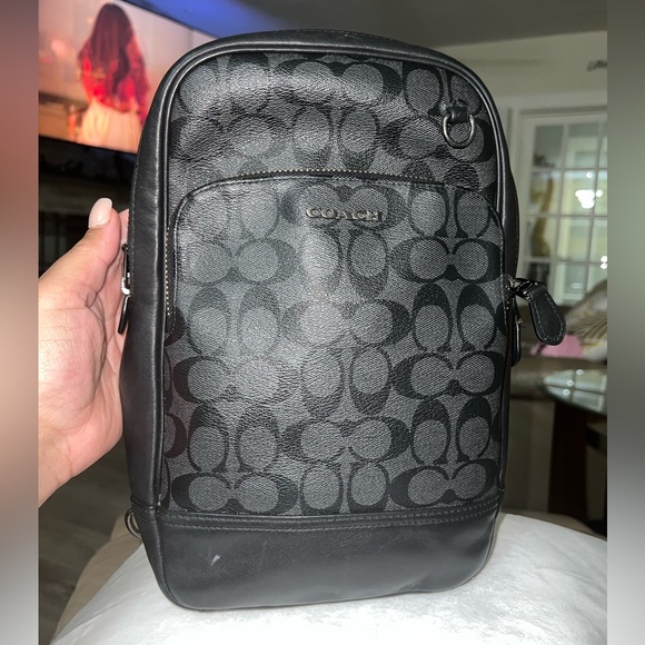 Coach Gotham Pack, color black. Over the shoulder. Authentic - Picture 6 of 16